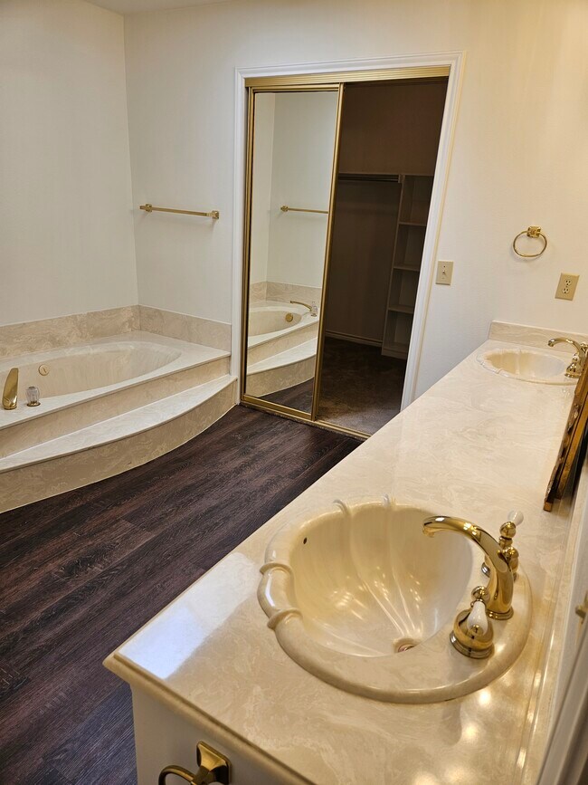 Building Photo - 3913 Davis Cir
