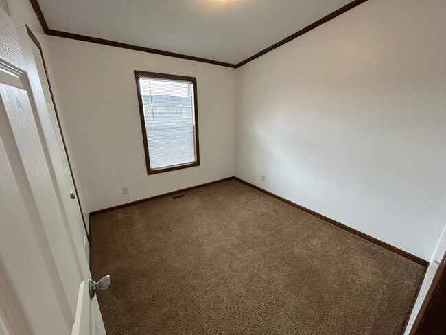Building Photo - 220 Riverwood Dr