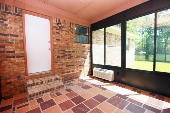 Building Photo - Peaceful Country Living Near UWF & Navy Fe...