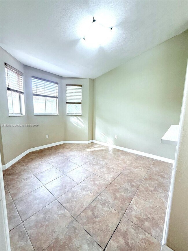 Building Photo - 1656 SE 29th Ct