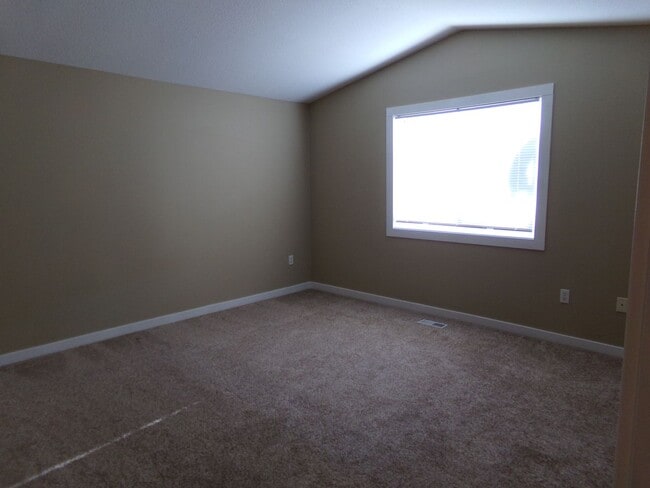 Building Photo - Three Bedroom on quiet cul-de-sac!