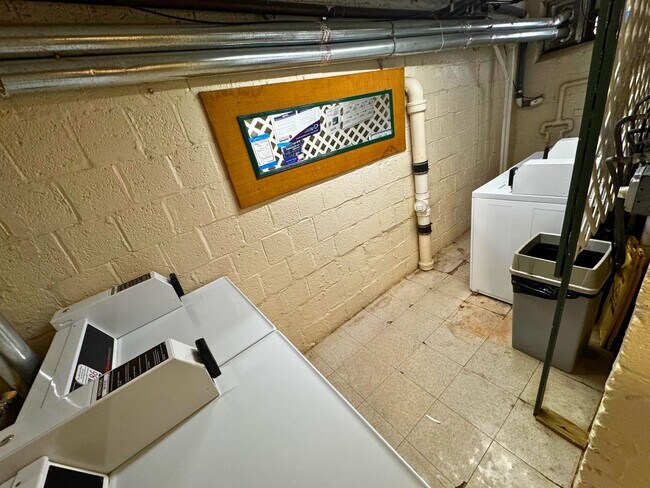 Building Photo - Modernized Fully Furnished 1BR, 1BA Condo at Arbors of Arlington