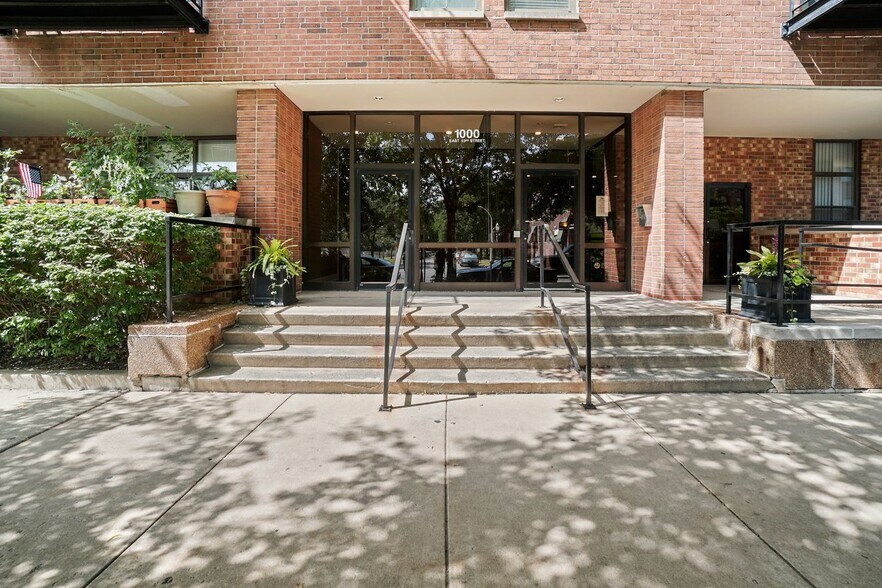 Building Photo - 1000 E 53rd St