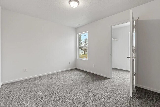 Building Photo - Beautiful Home in the Valley