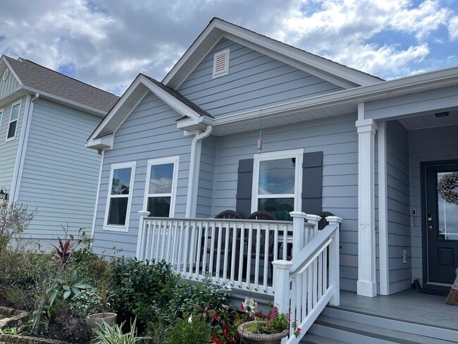 Building Photo - 590 Las Roblas Grande Dr