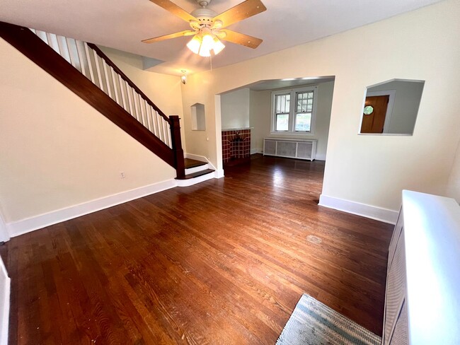 Building Photo - Spacious Home - 3 bedroom 1 bath - Squirre...