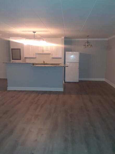 Building Photo - 18 E Old Willow Rd