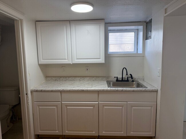 Building Photo - Newly Renovated One Bedroom With Parking