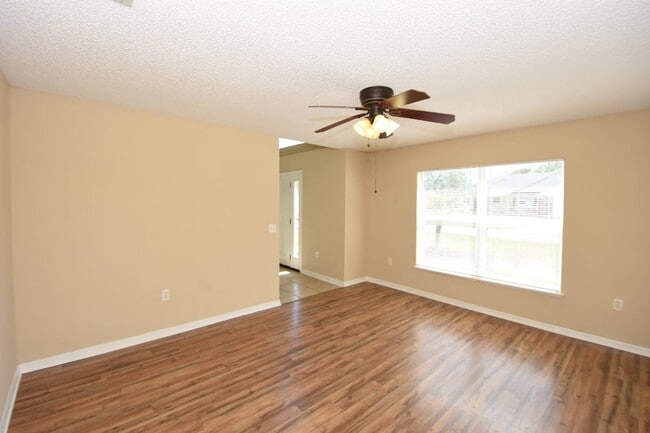 Building Photo - 27 Riverdale Ln