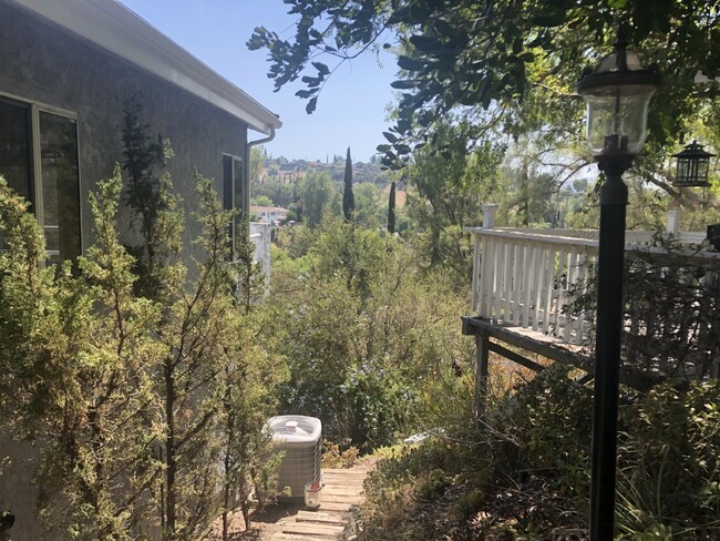 Building Photo - 3 Bed / 3 Bath in Woodland Hills