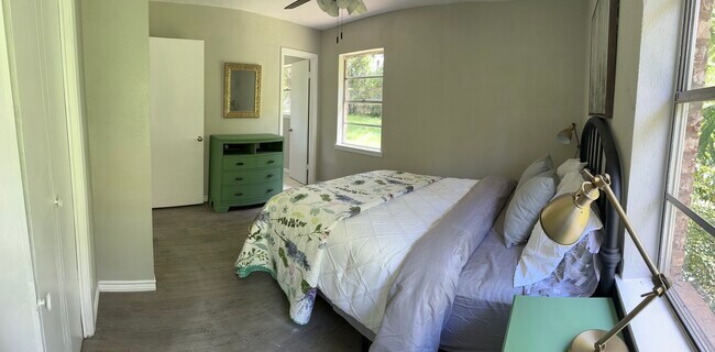Building Photo - 100 Shady Oaks Dr
