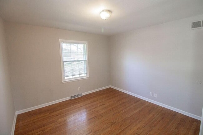 Building Photo - 2207 Bushnell Dr