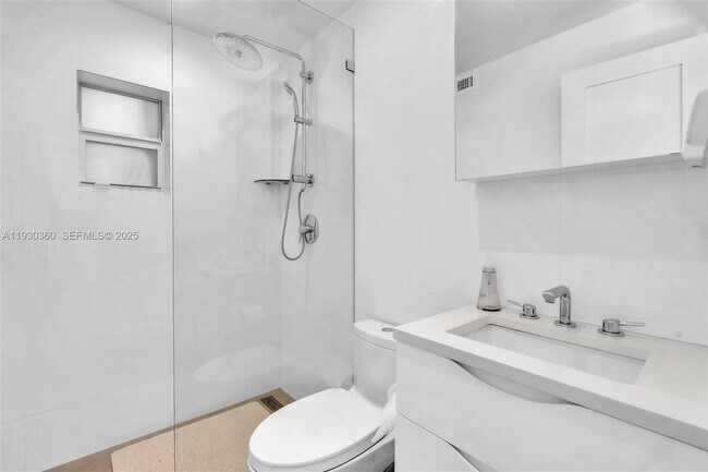 Building Photo - 836 W 40th St