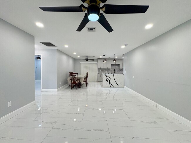 Building Photo - 1733 Sunset Ave