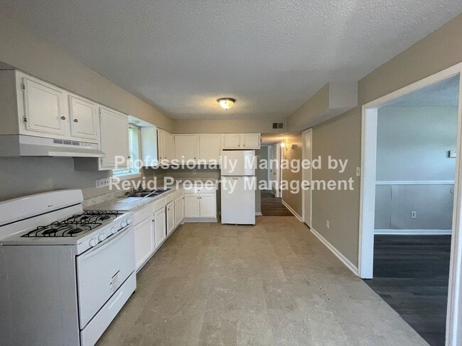 Building Photo - Charming 3 Bedroom Home!