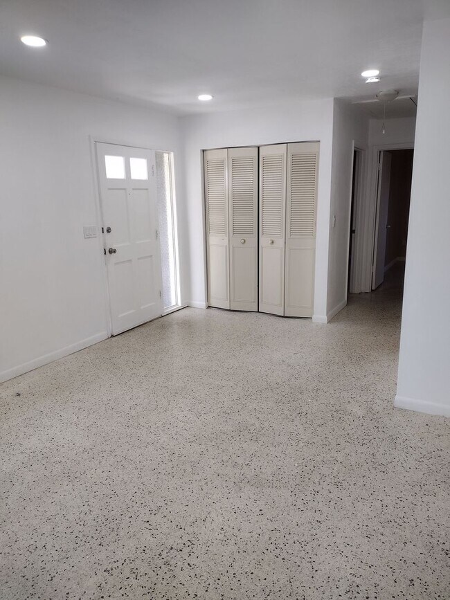 Building Photo - 3 bed 2 bath with bonus room