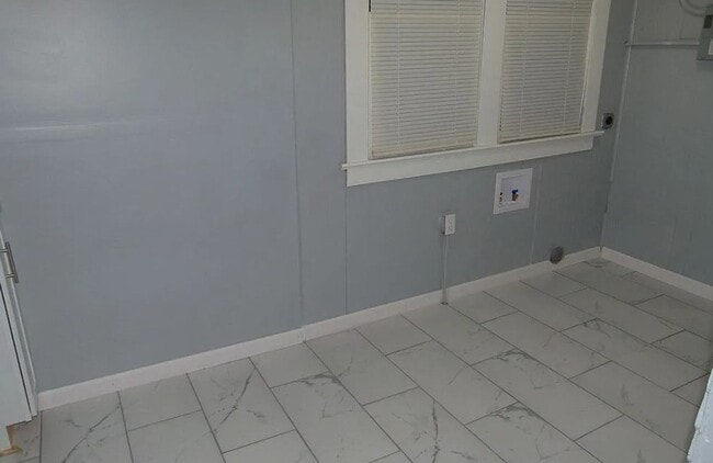 Building Photo - Rent reduced & Move-in Special! 1/2 off fi...