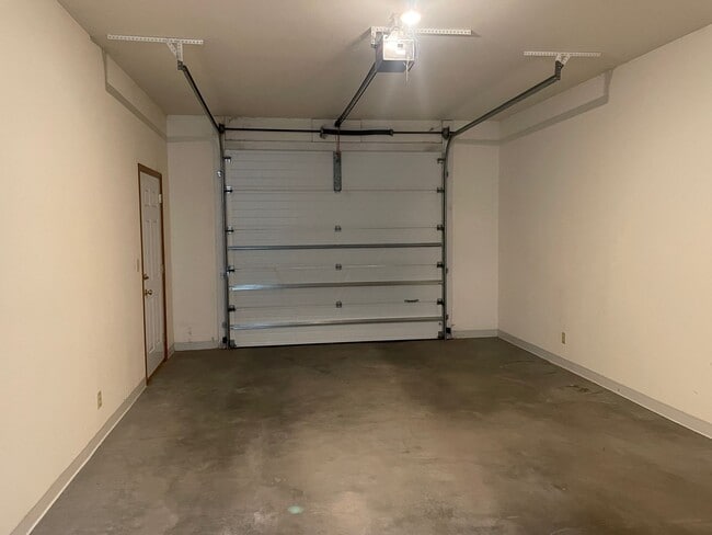 Building Photo - Well Maintained Duplex In The Heart of Qui...