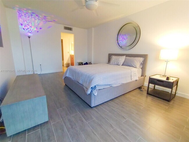 Building Photo - 3625 N Country Club Dr