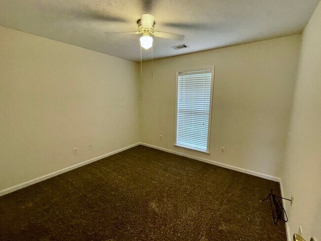 Building Photo - 4 Bedrooms in Eastern Oaks
