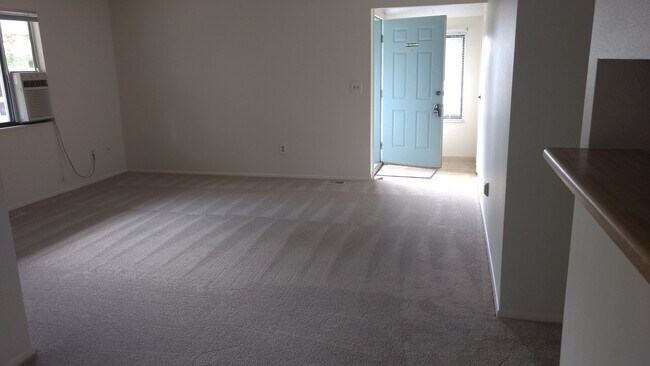 Building Photo - AMAZING LOCATION 2 Bed 1 Bath Townhouse in...