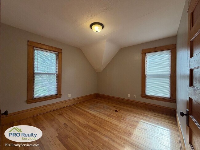Building Photo - Charming 3 Bedroom Home