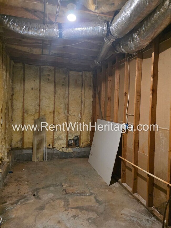 Building Photo - 6322 Hillview Ln