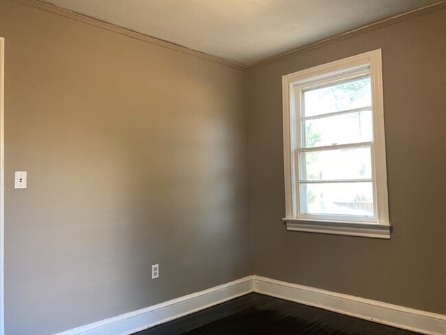 Building Photo - 3 Bedroom 1 Bathroom