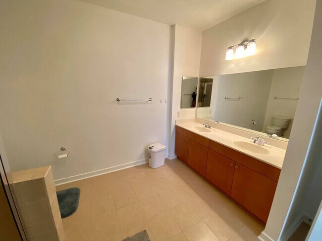 Building Photo - Charming 2Bedroom/2Bath Condo in Heart of ...