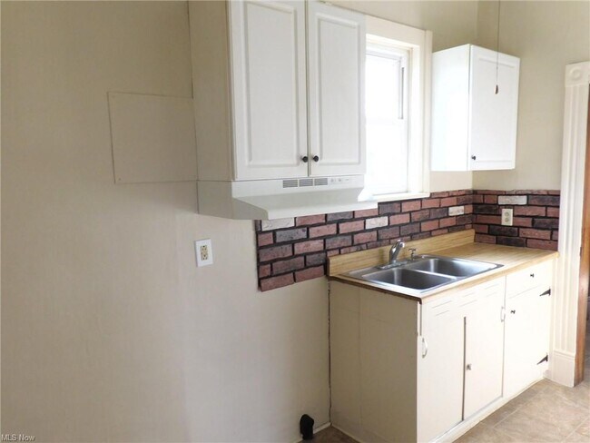 Building Photo - 16 S Hubbard Rd