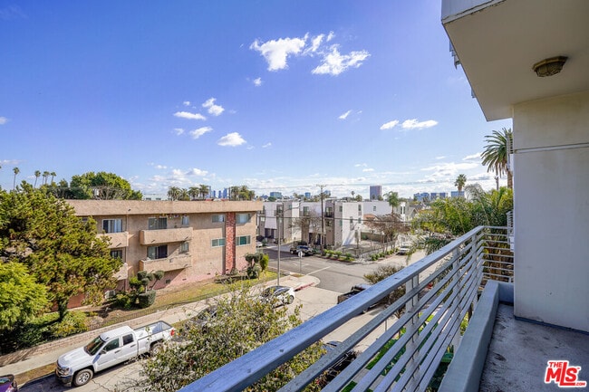 Building Photo - 401 Serrano Ave