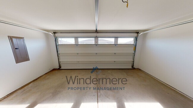 Building Photo - Ven2237/2243