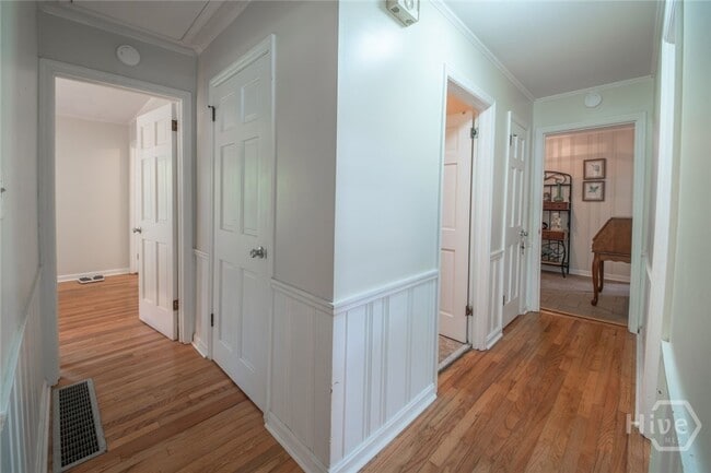 Building Photo - 180 Sherwood Dr