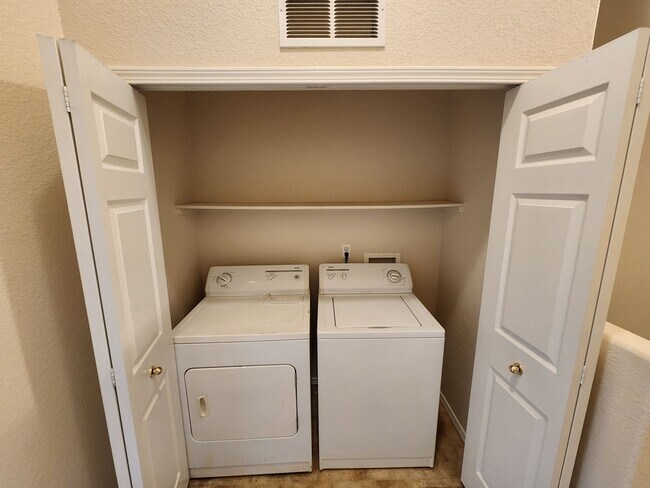 Building Photo - 3 Bedroom Townhome in Gated Community