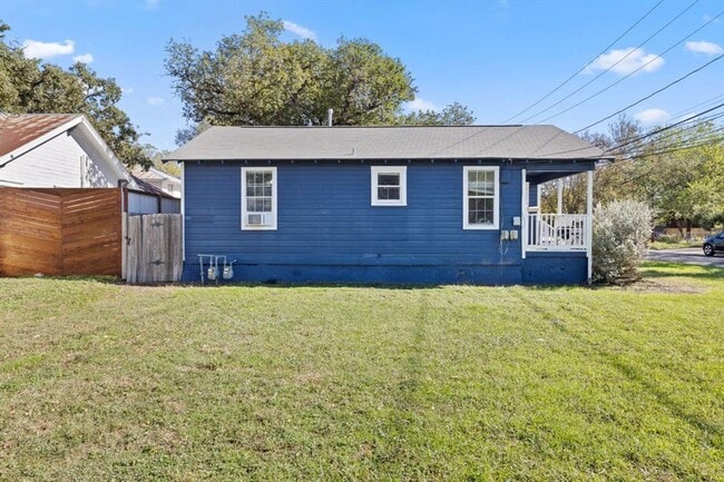 Building Photo - Cherrywood Duplex 7 Bedroom 4 Full Baths