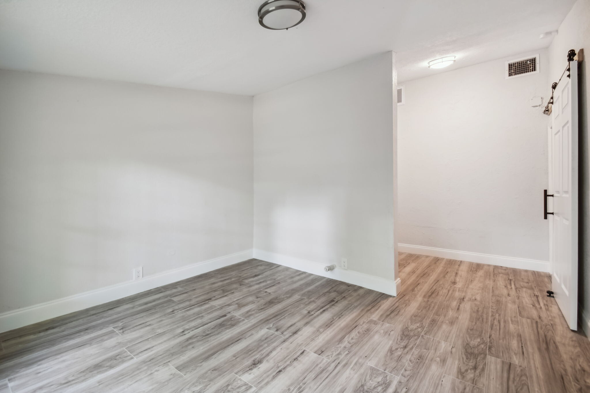 Building Photo - 5710 Kenwood Ave