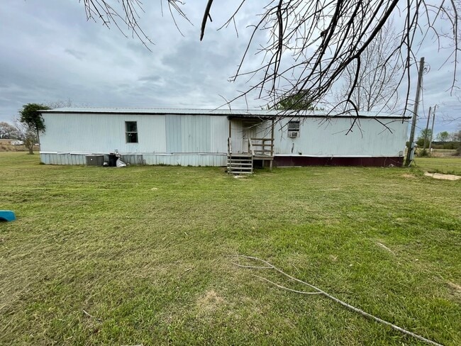 Building Photo - Country living with spacious front and backyard - 3 beds/ 2bath available now