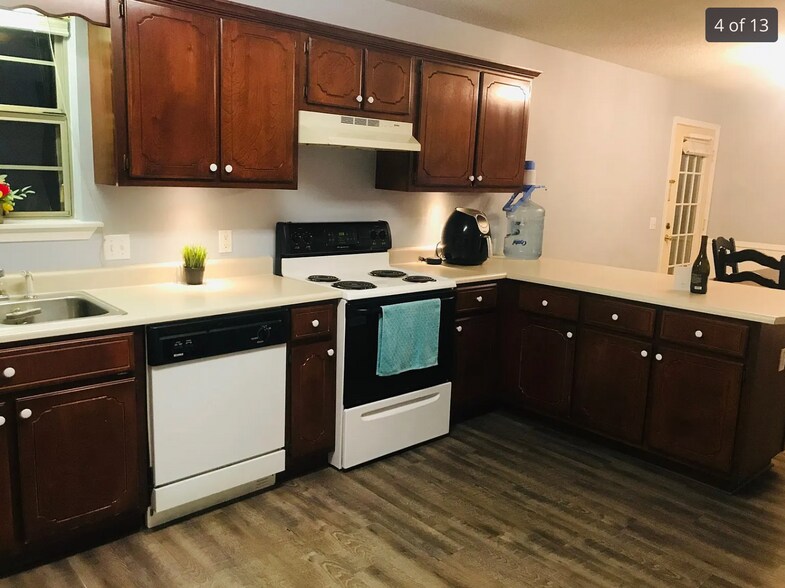 Building Photo - 117 Towne Park Dr W