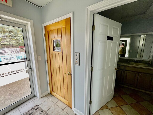 Building Photo - 2 Bed 2 full and 2 1/2 Bath- Imperial PA