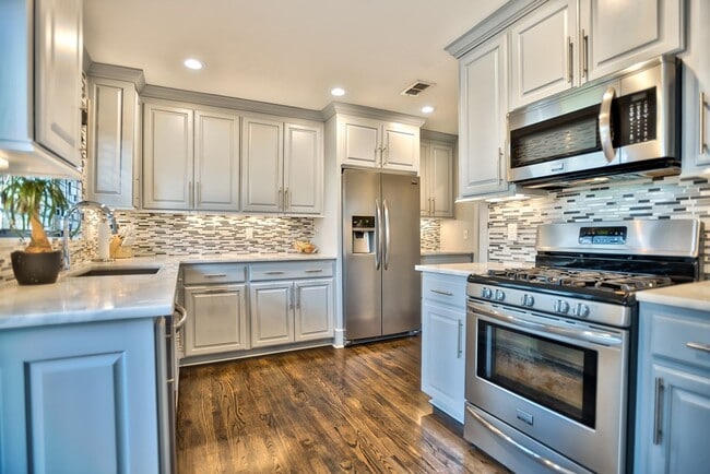 Building Photo - Gorgeous Single Family Home Located In Midtown. Huge Fenced in Backyard!