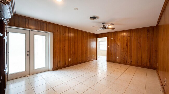 Building Photo - 4007 Greenwood Dr