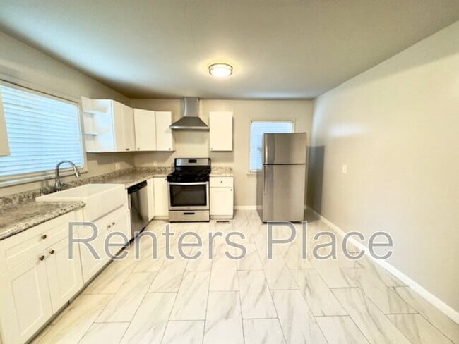 Building Photo - 208 E 45th Pl