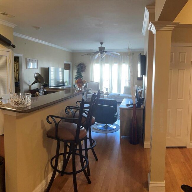 Building Photo - Modern 2-Bed, 2-Bath Condo in Brentwood