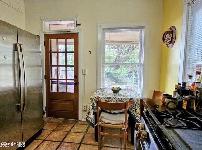 Building Photo - 25 Sowles Ave