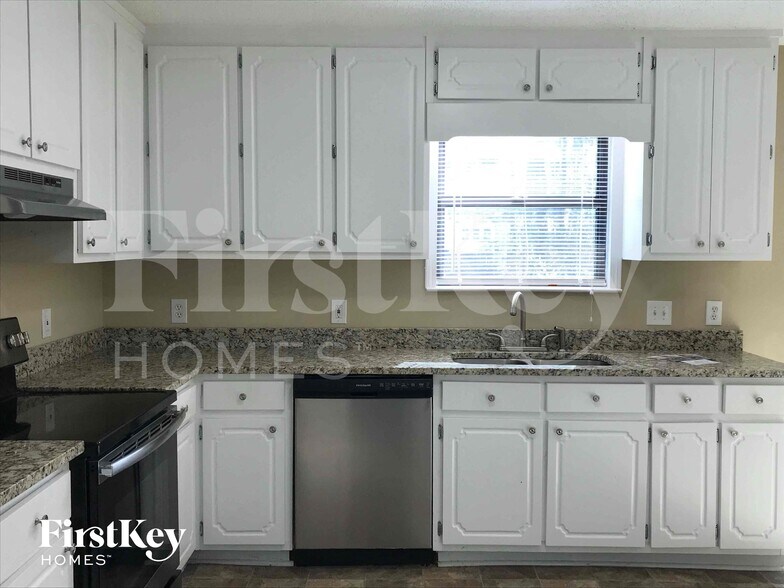 Building Photo - 3675 Sharon Dr