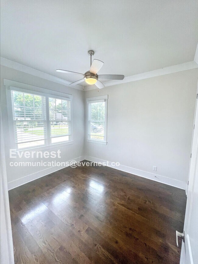 Building Photo - Spacious Town Home with Fenced Yard and Ample Parking