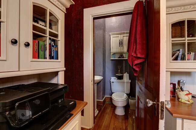 Building Photo - Bungalow in Desirable Highlands! Location Matters!