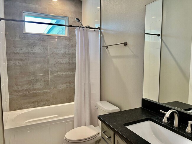 Building Photo - Hill Country Escape - 4 Bed/4 Bath Modern ...