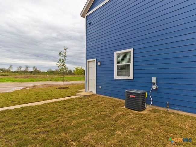 Building Photo - 335 Rachel St