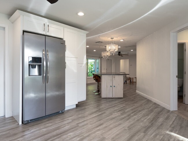 Building Photo - Living Across from Sarasota Bay 3BR/2.5BA Home Minutes to Downtown – Yardwork Included